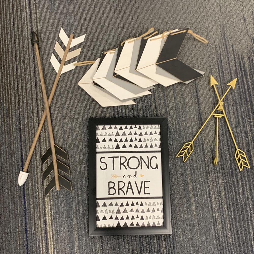 Black and White arrow decor